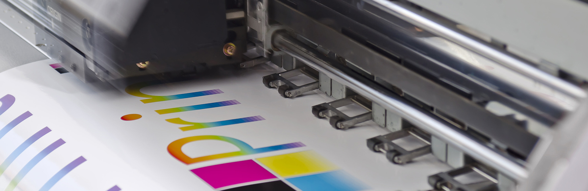 Digitaldrucker Werbetechnik bei der Arbeit